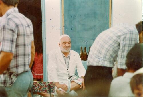 Portrait du mohel , Ouzifa Houri, se recueillant en extérieur, avant une cérémonie de circoncision